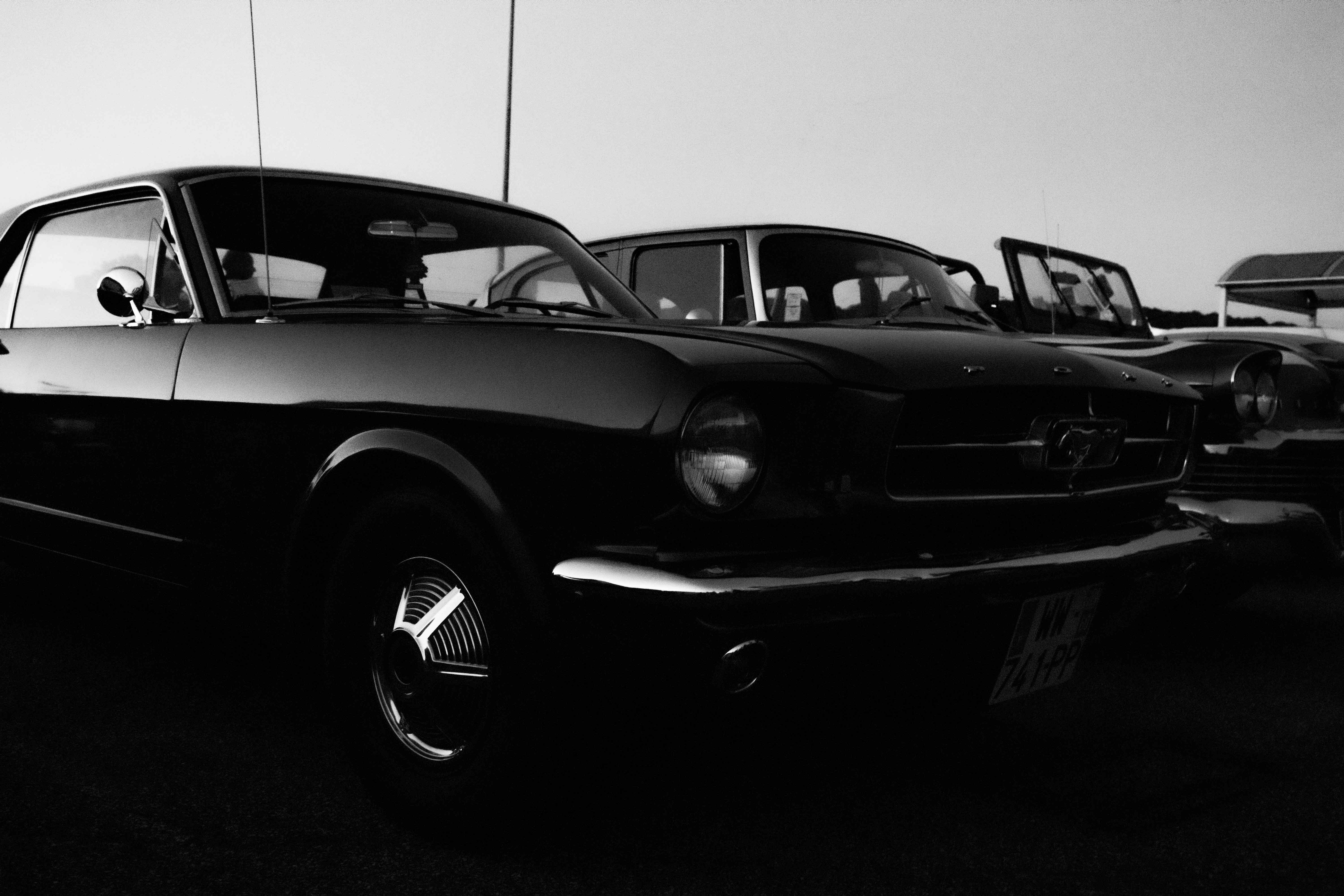 Photo de trois véhicules d'époque garés cote à cote